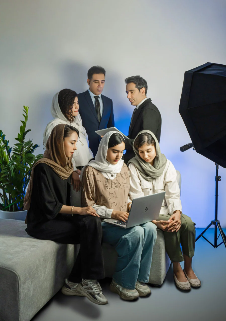 تیم حرفه‌ای آژانس دیجیتال مارکتینگ رخام در حال همکاری روی پروژه‌های بازاریابی دیجیتال
